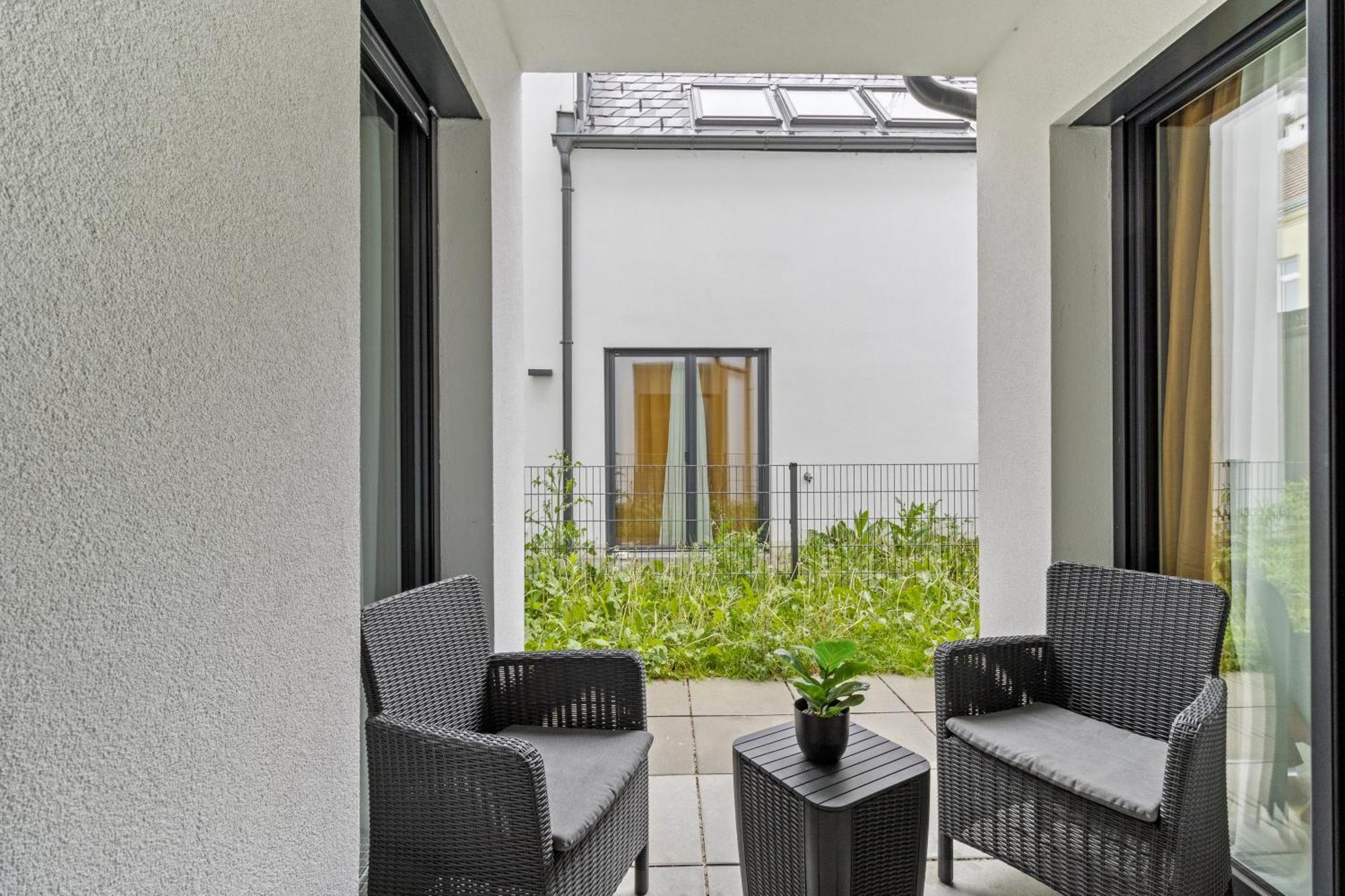 Apartment 1 Min To Public Transport - 3 Min To Supermarket And Pharmacy - On-site Parking For 19,90 Eur