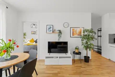 1 Min To Public Transport - 3 Min To Supermarket And Pharmacy - On-site Parking For 19,90 Eur